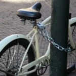 Hoe bescherm je een elektrische fiets tegen diefstal?